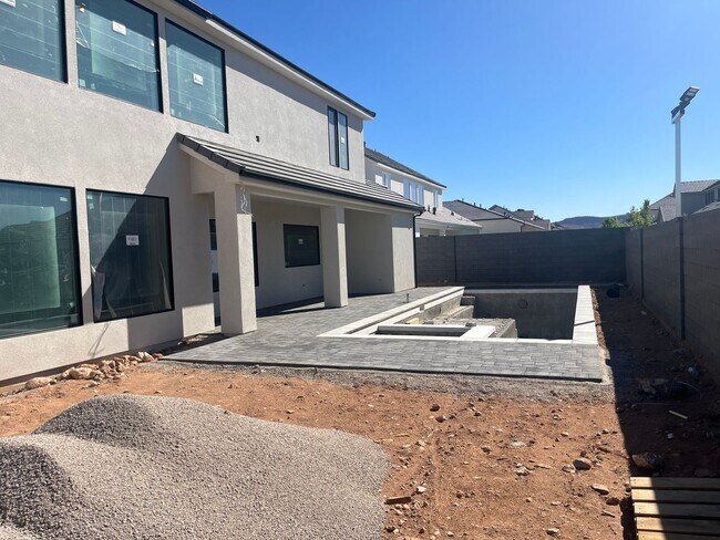 Building Photo - Gorgeous 6 bedroom with Pool and RV Garage