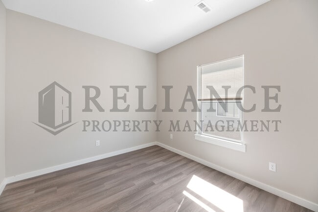 Building Photo - 5123 N Cypress St