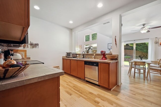 Building Photo - Spacious 3-Bedroom Home in Tumwater – Styl...
