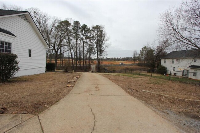 Building Photo - 818 Springlake Rd