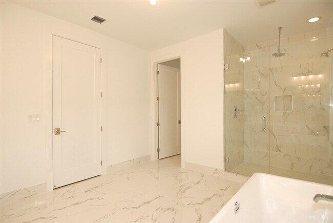 Building Photo - 1435 SW 23rd St