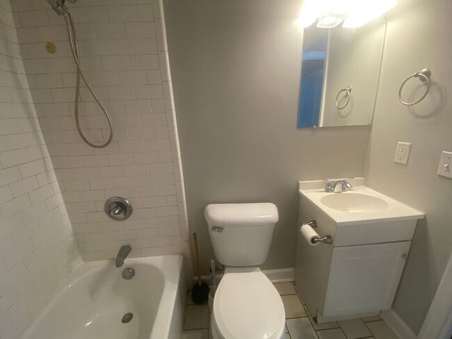 Building Photo - Amazing 2BR/1BA East Nashville Duplex!