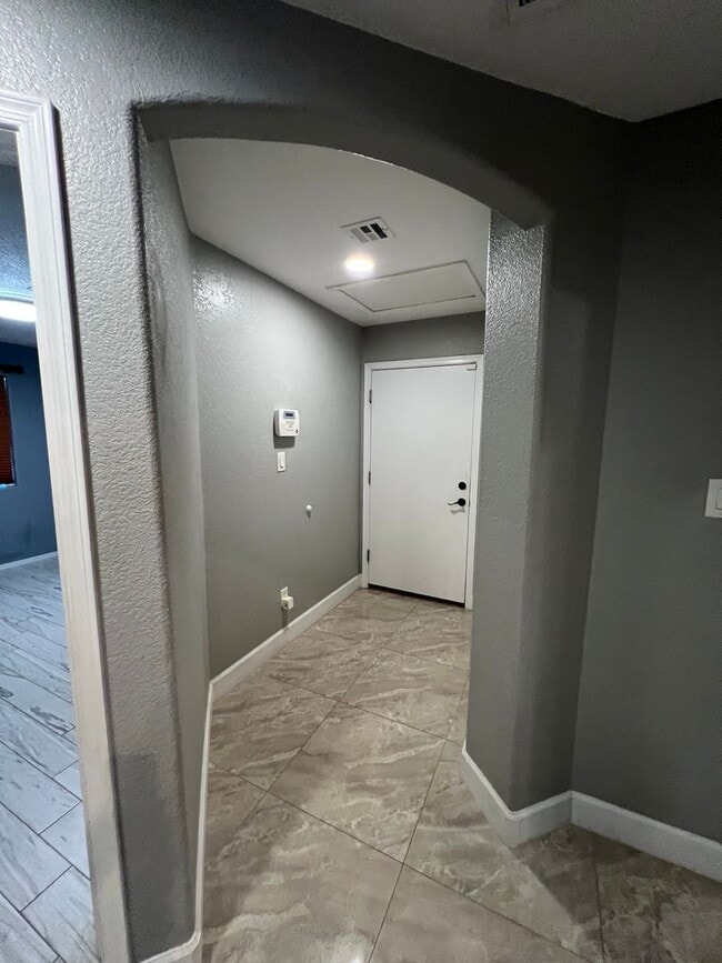 Building Photo - NICE 3 BED 2 BATH!