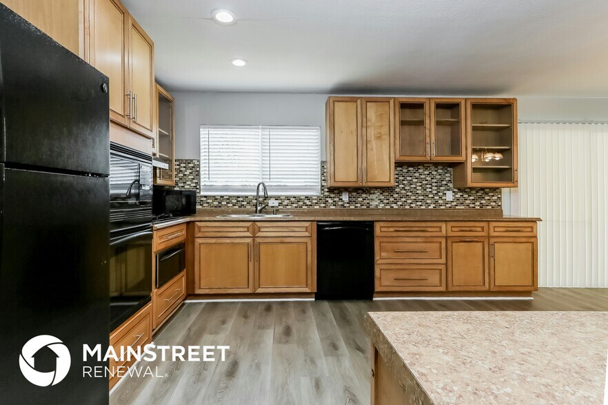 Building Photo - 426 SW Eastport Cir