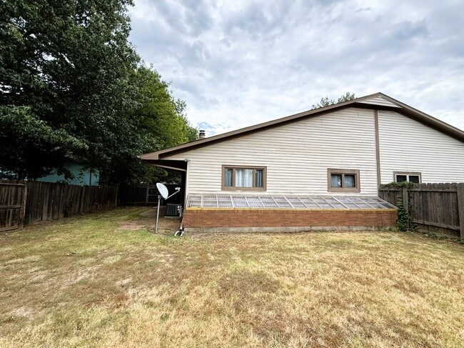 Building Photo - 1325 N Denene St