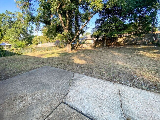 Building Photo - 3 bed, 2 bath near Yale and Raleigh Millin...