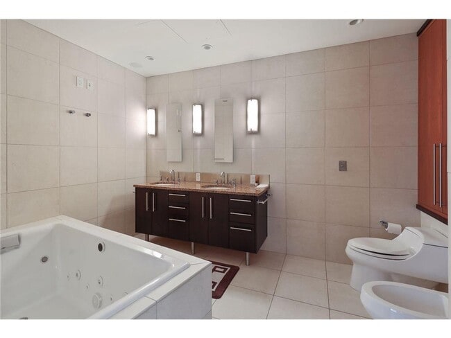 Building Photo - 601 S Marquette Ave