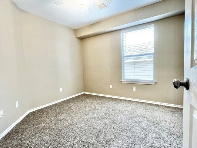 Building Photo - 19 Blue Creek Pl