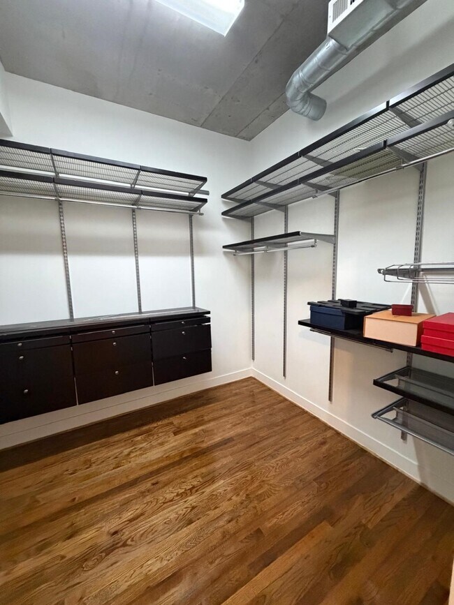 Building Photo - 5005 Hidalgo St