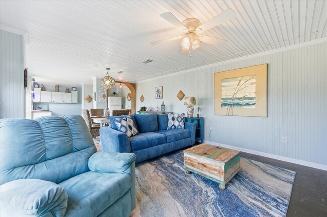 Building Photo - 256 River Dr