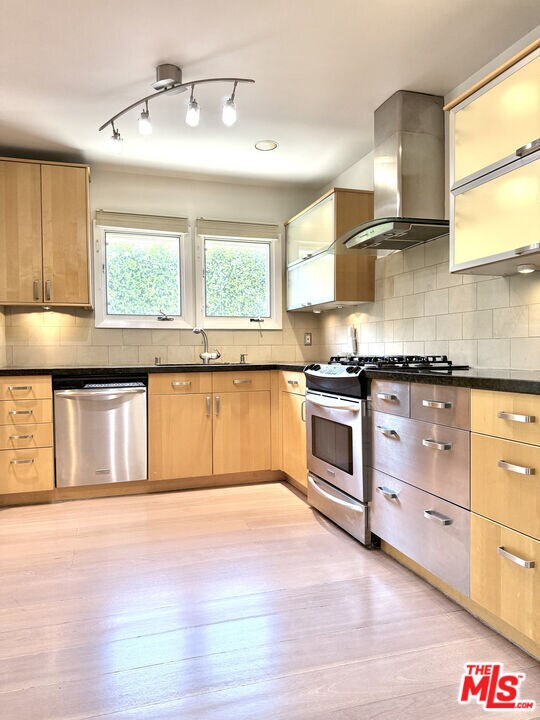 Building Photo - 1153 N Poinsettia Pl