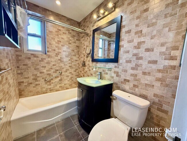 Building Photo - 4000 Tunlaw Rd NW