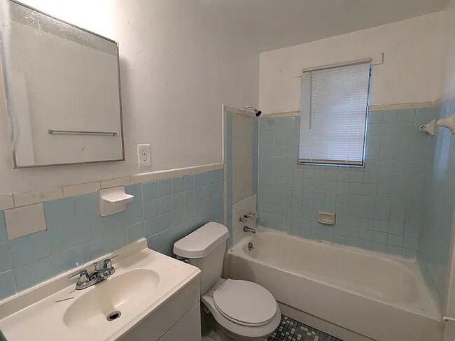 Building Photo - 1512 N Merton St