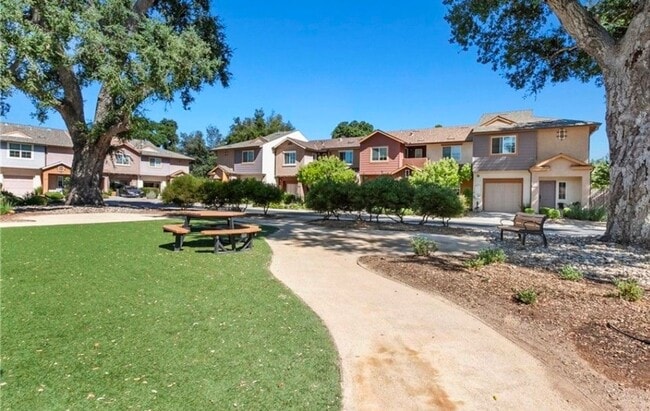 Building Photo - Spacious and Stylish 3 bedroom, 2.5  bath ...