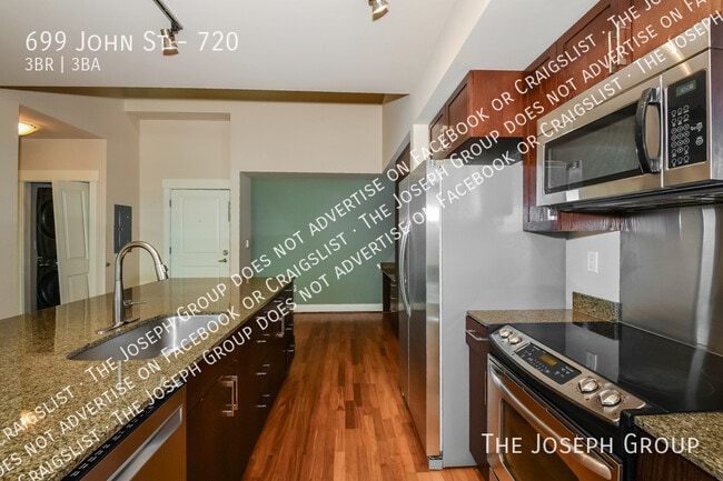 Building Photo - 699 John St