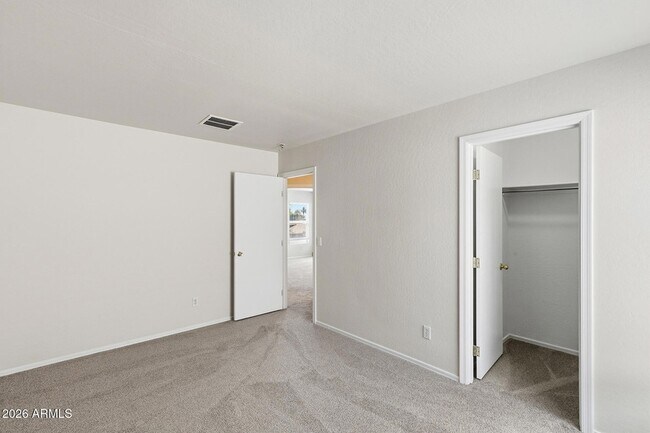 Building Photo - 14779 W Bloomfield Rd
