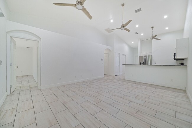 Building Photo - ** Rarely Available  ~ 3/2 Duplex W/ 2 Car Garage ~ Updated **