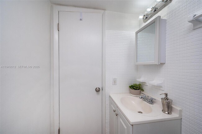 Building Photo - 2463 Coral Wy