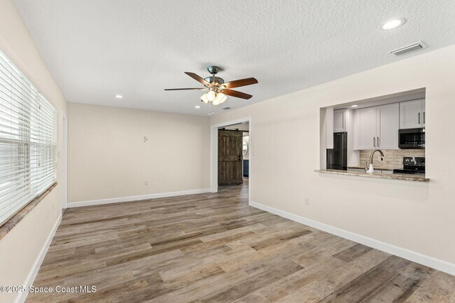 Building Photo - 215 S Robert Way