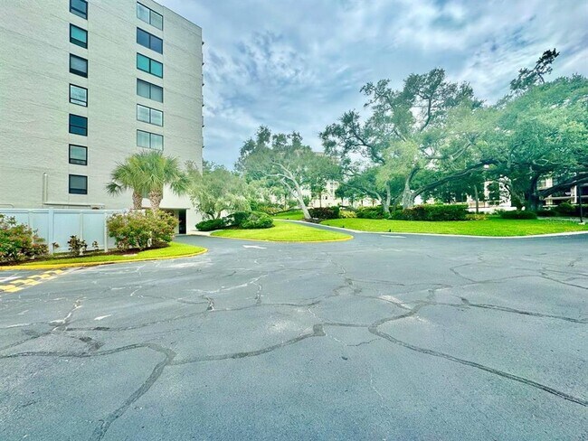 Building Photo - 220 Belleview Blvd