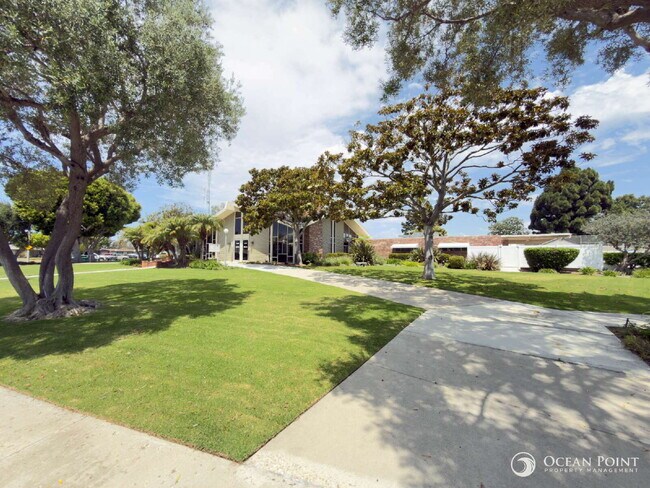 Building Photo - Charming 2BR Townhome in Hueneme Bay 55+ Golf Community
