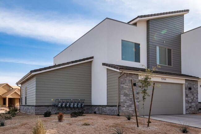 Building Photo - Desert Color Townhome 4-Bedrooms!