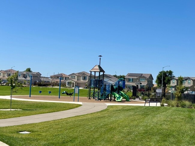 Building Photo - 1570 Pinchot Dr