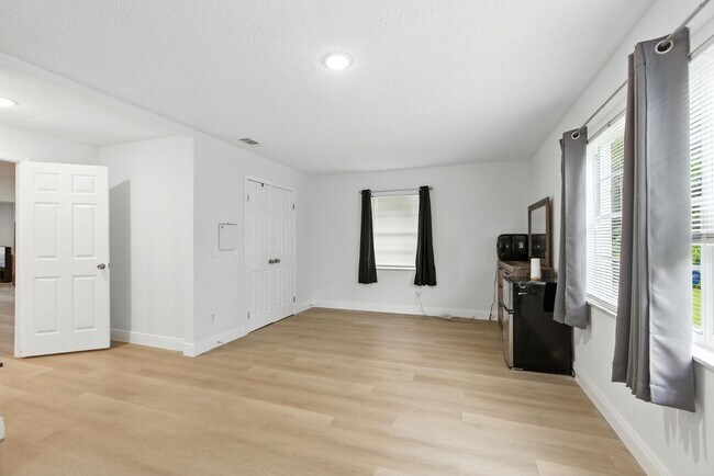 Building Photo - Spacious 4-Bedroom Home in Wildwood – Rece...