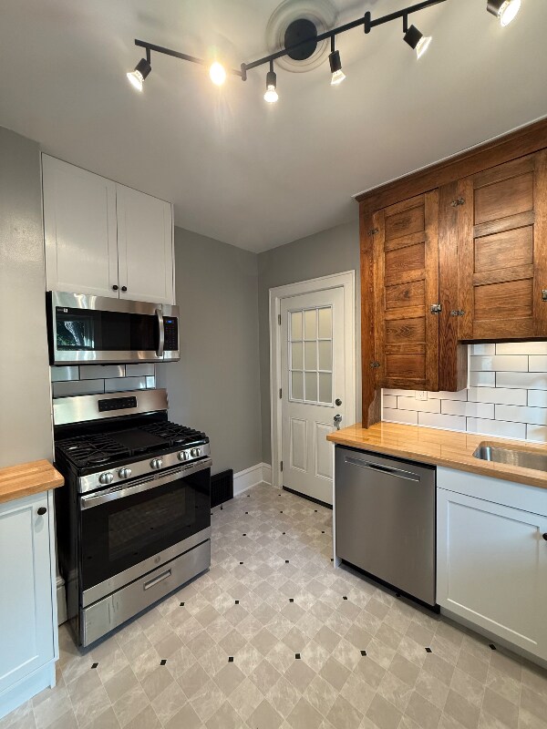 Building Photo - 825 Avon St