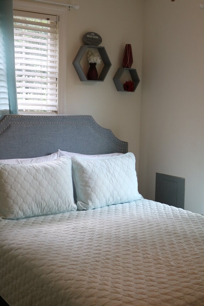 Primary Photo - "Charming Furnished 2-Bedroom Home in Colu...