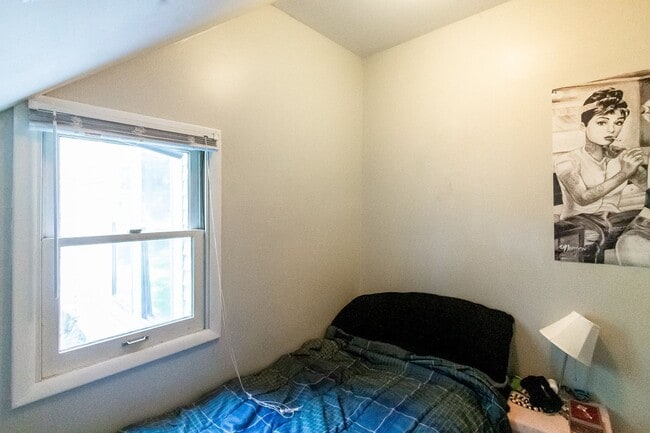 Building Photo - PRELEASING for AUGUST! Close to Campus