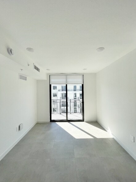 Building Photo - 1940 Van Buren St