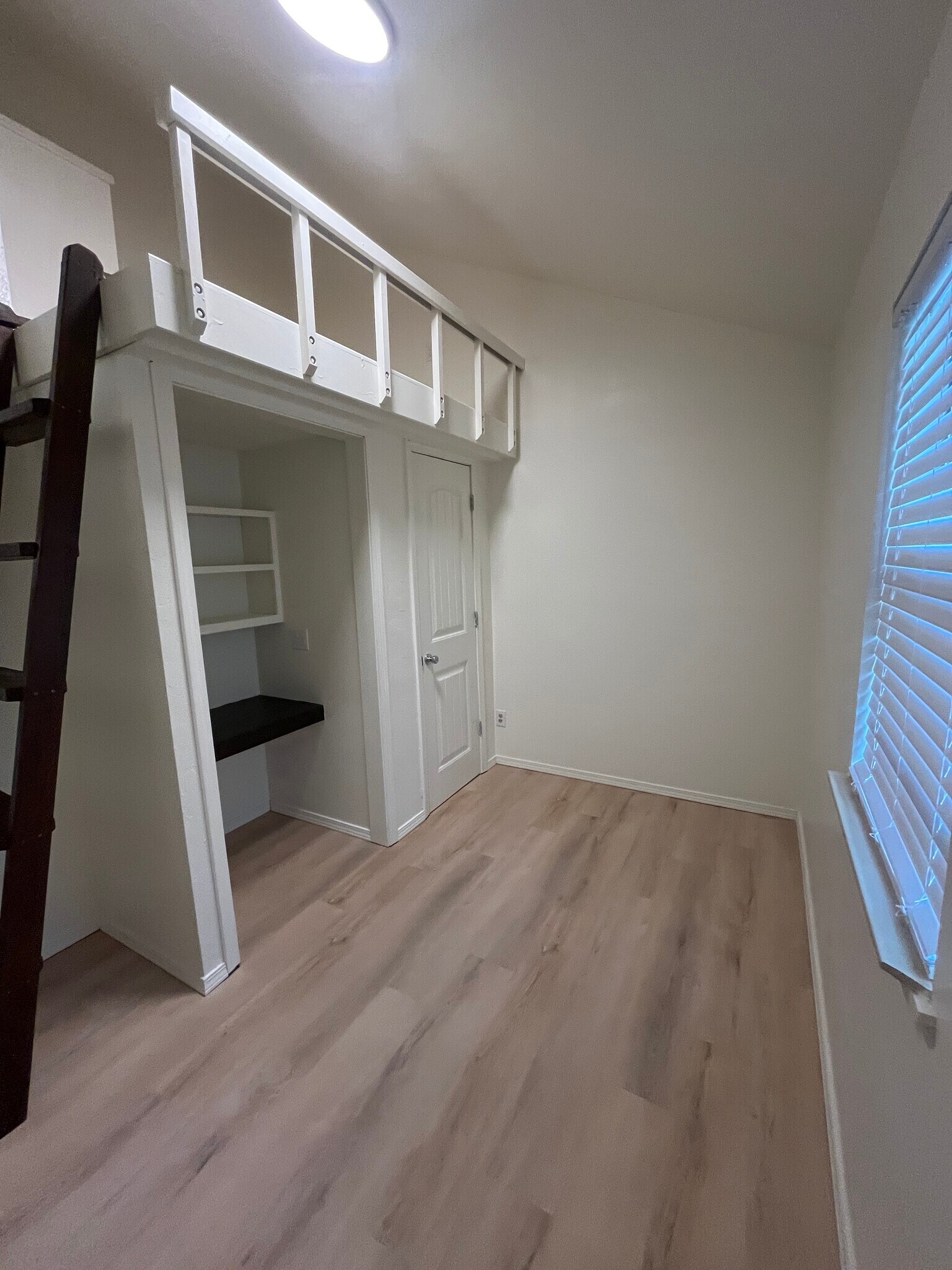 Building Photo - 919 W Tyler Ave