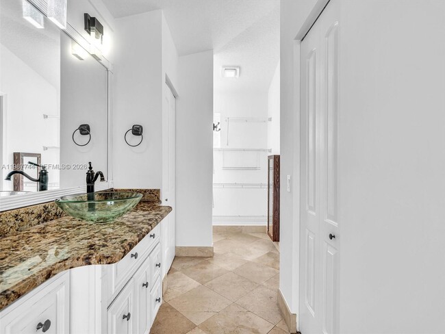 Building Photo - 11407 Lakeview Dr