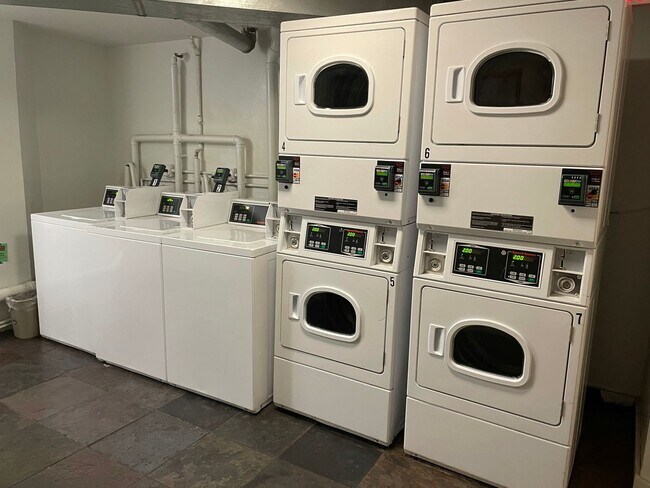 Building Photo - (INCLUDING UTILITIES, A/C & INTERNET) Studio Unit with 1 parking available Waikiki Marina!!