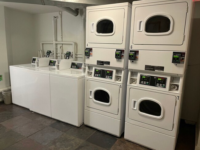 Building Photo - Studio Unit with 1 parking available INCLU...