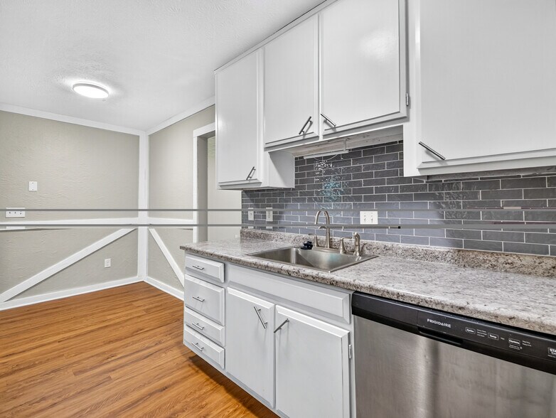 Building Photo - 2432 Bracebridge Dr