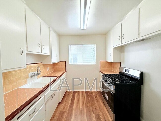Building Photo - 356 Hayworth Ave