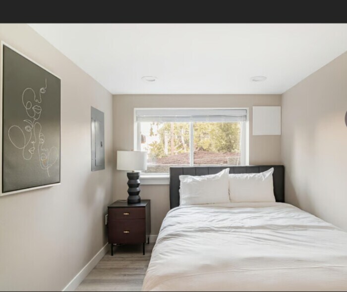 Building Photo - 529 20th Ave