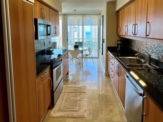 Building Photo - 16500 Collins Ave