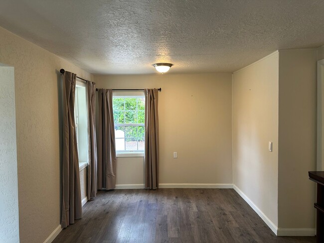 Building Photo - Charming 3 bed 1 bath house in a great a n...
