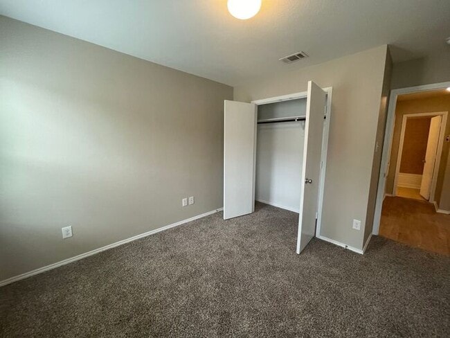 Building Photo - Perfect 3 Bedroom 2 Bath Home! GREAT Fort Worth Location -- Stainless Steel Kitchen Appliances In...