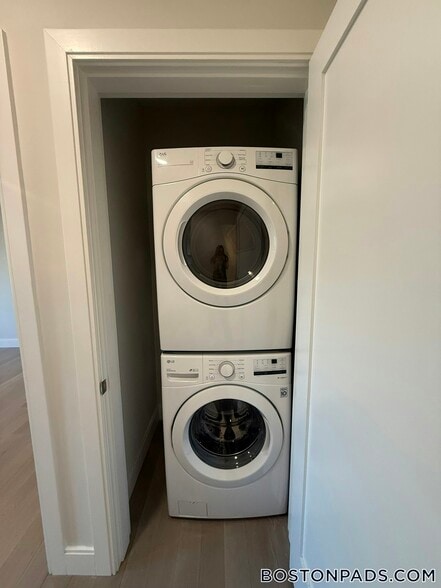 Building Photo - 152 Liverpool St