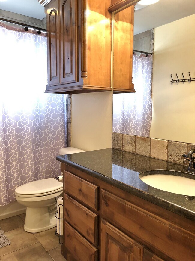 Building Photo - 10527 JORDYNN'S Xing