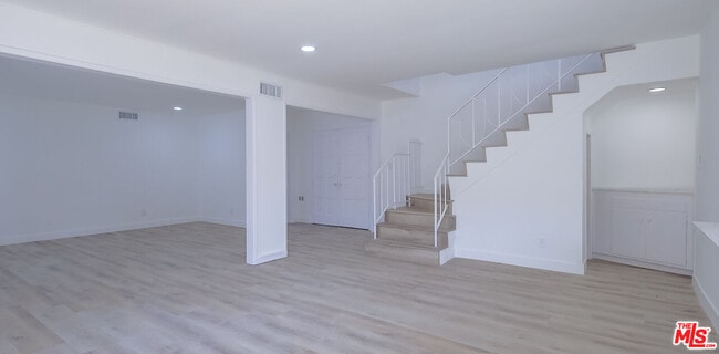 Building Photo - 823 S Detroit St