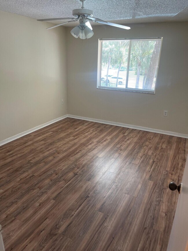 Building Photo - 6202 Glenmoor Dr