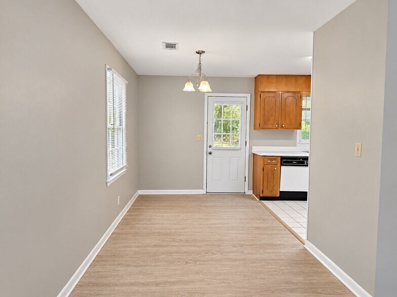 Building Photo - 1304 Brockton Dr