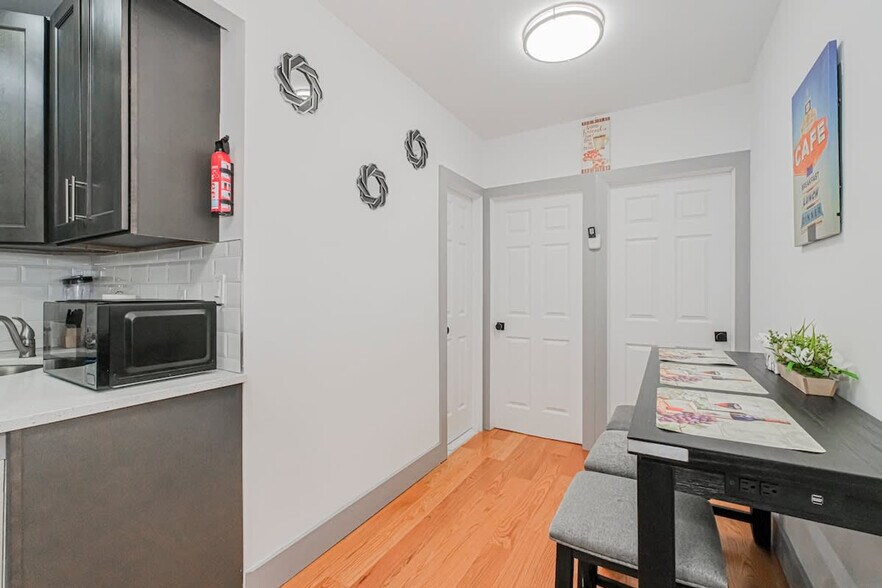 Building Photo - 479 Putnam Ave