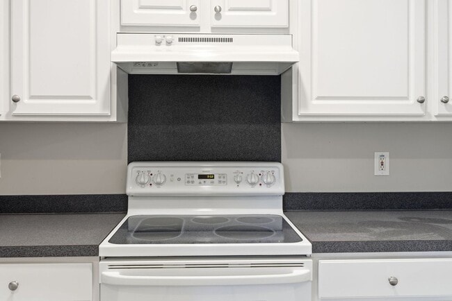 Building Photo - Comfortable 3BR Ranch with 2-Car Garage in Northwoods Pointe