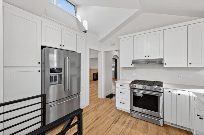 Building Photo - Platt Park Classic! 4 Beds, 2 Bath - Fully remodeled! Don't miss out on this one!